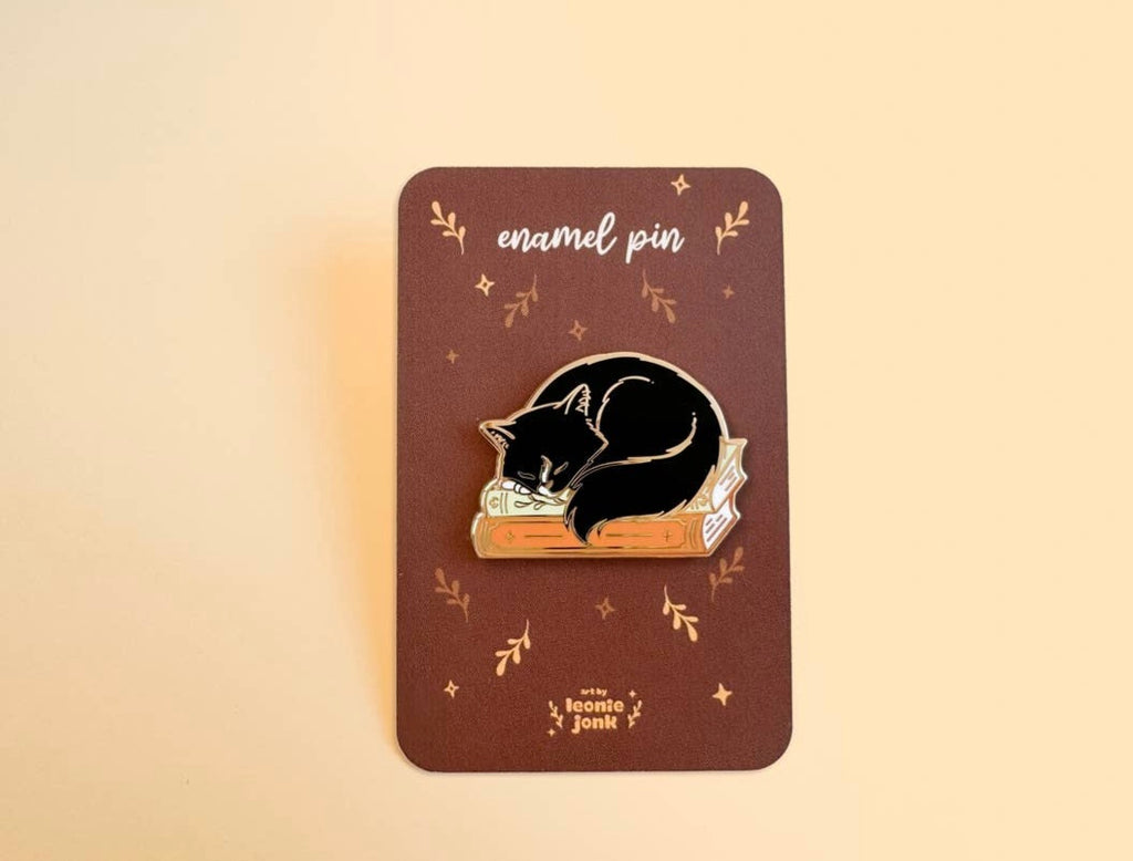 Pin’s Chat Lecteur – Épingle en émail doré | Création Art by Leonie Jonk