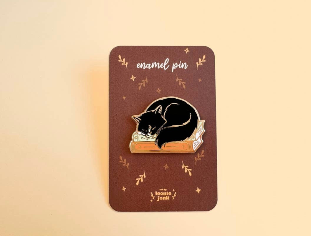 Pin’s Chat Lecteur – Épingle en émail doré | Création Art by Leonie Jonk