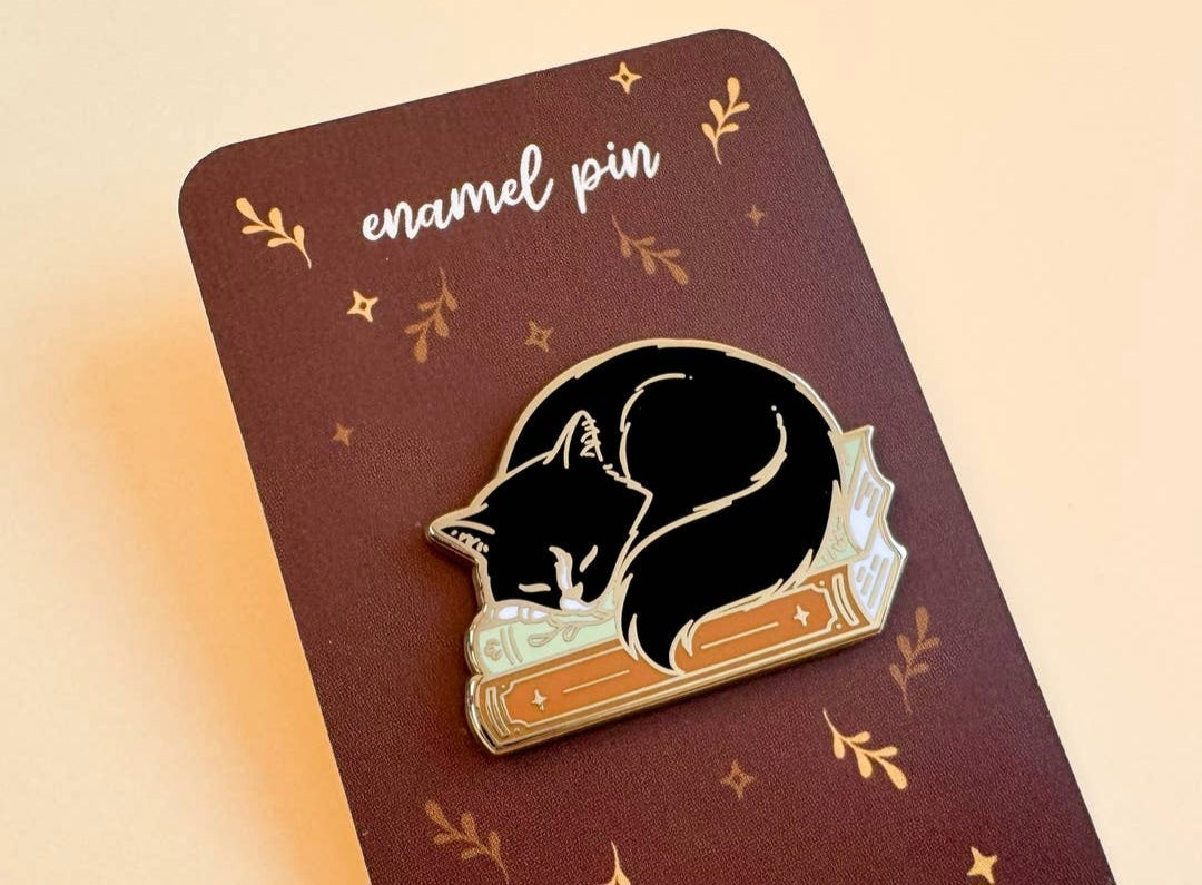 Pin’s Chat Lecteur – Épingle en émail doré | Création Art by Leonie Jonk