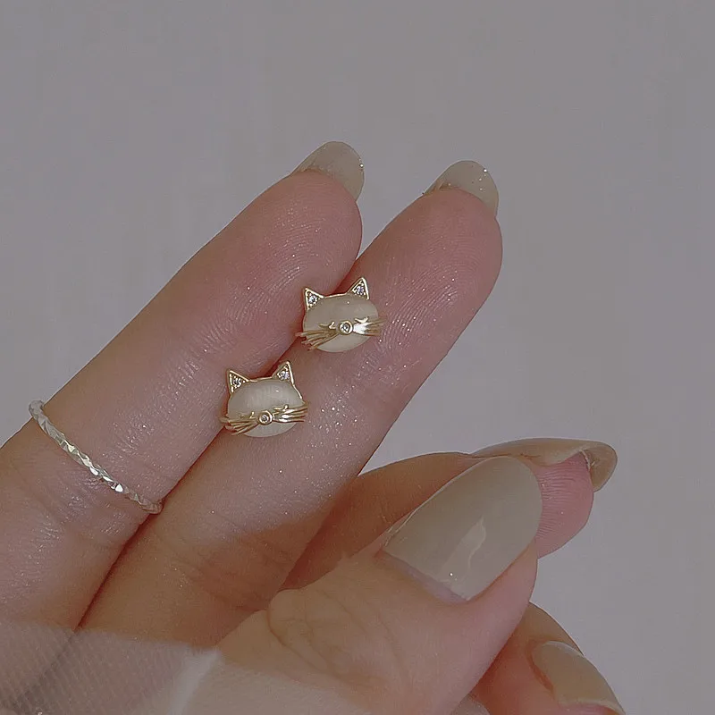 Boucles d’oreilles chat discrètes – tige argent sterling 925, légères et confortables