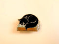 Pin’s Chat Lecteur – Épingle en émail doré | Création Art by Leonie Jonk